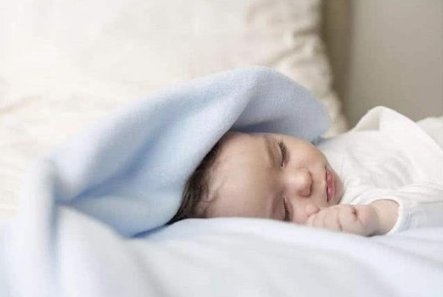 【母婴护理】新生宝宝的睡眠最佳姿势是什么？