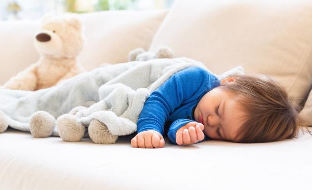 【母婴护理】新生宝宝的睡眠最佳姿势是什么？