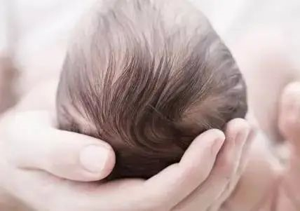 【母婴护理】新生儿满月要剃胎发吗？